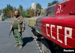 Пророссийский сепаратист стоит у бронемашины с советской символикой. Донецк, 2 сентября 2014 года.