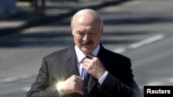 Prezident Lukashenko deyib ki, məhbusları "humanizm" aktı kimi azad edib