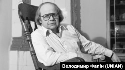 Иван Драч в своем доме в Киеве. 15 января 1985 года