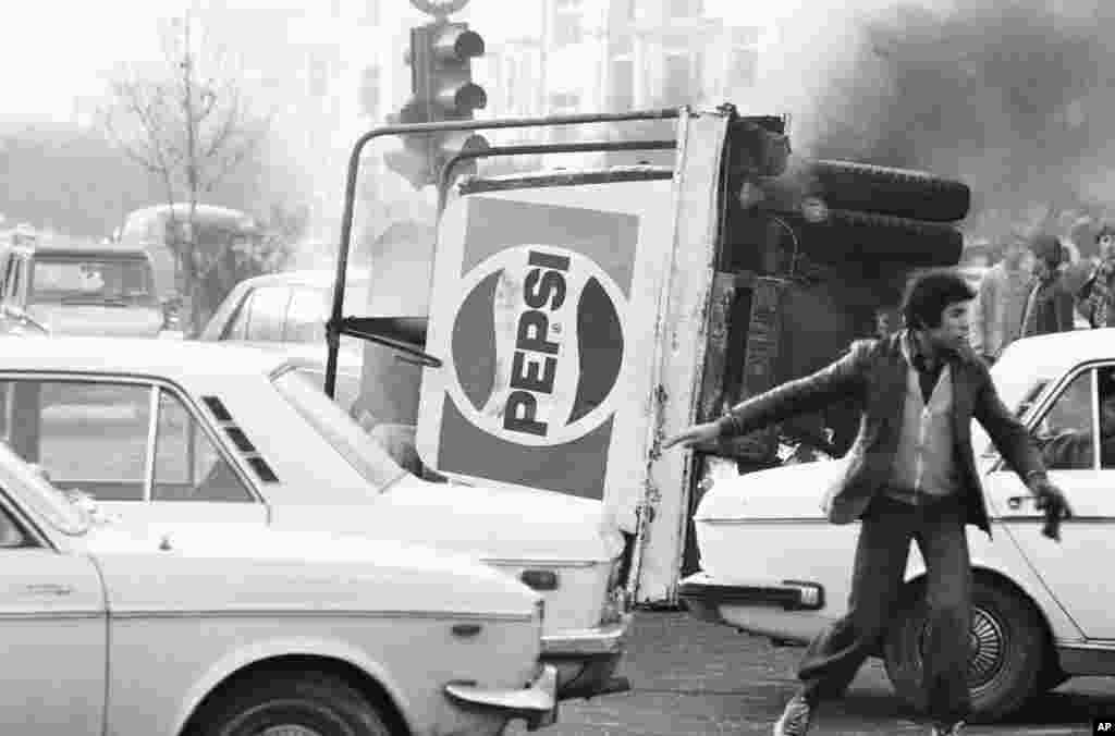 27 dekabr 1978-ci il. Tehranın mərkəzində aşırılmış &quot;Pepsi&quot; avtomobili.