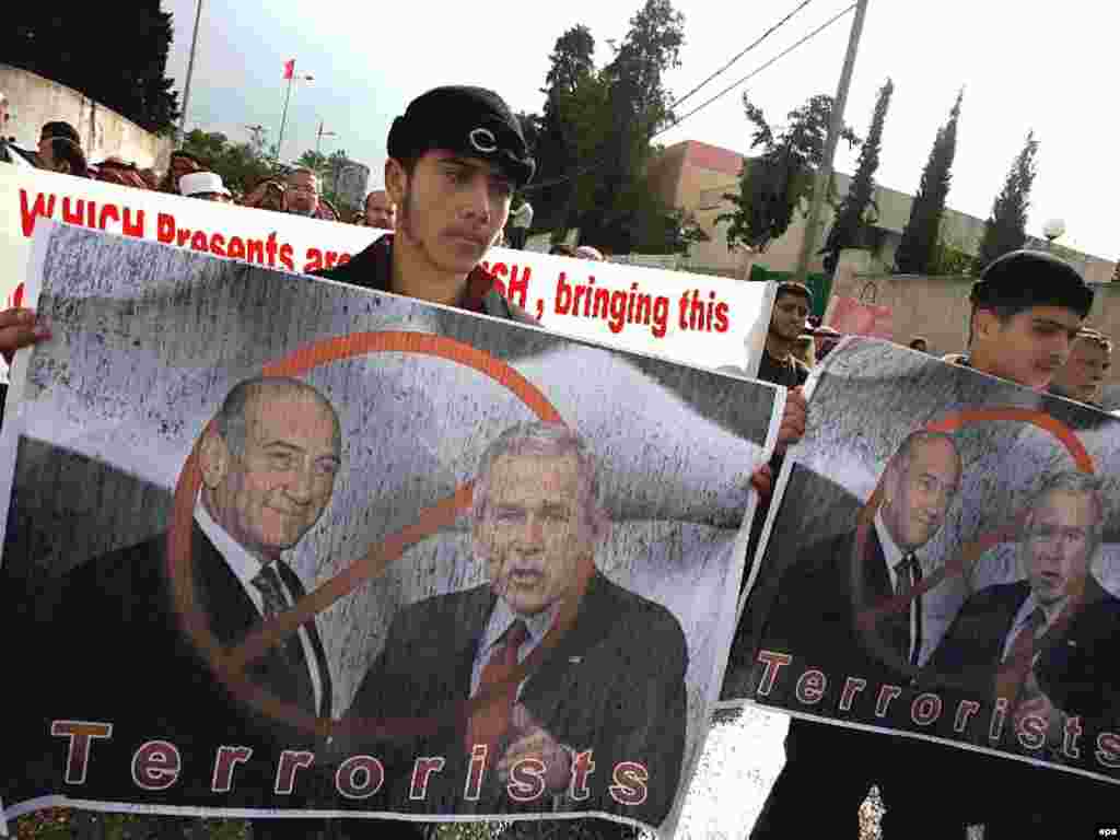 Caption: epa01216539 Palestinians participate in protest against the visit of U.S. President George W. Bush to Israel and the Palestinian territories, Gaza city, 08 January 2008.