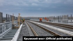 Строительство железной дороги через Керченский мост (архивное фото)