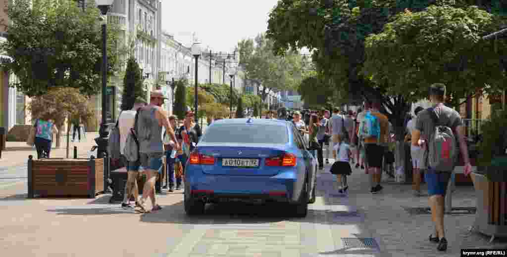 BMW прорывается на пешеходную зону в самом центре города