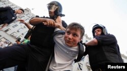 Задержание ребенка на митинге против пенсионной реформы в Москве. 9 сентября 2018 года