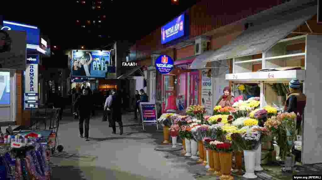 Перед подземным переходом на Московской площади