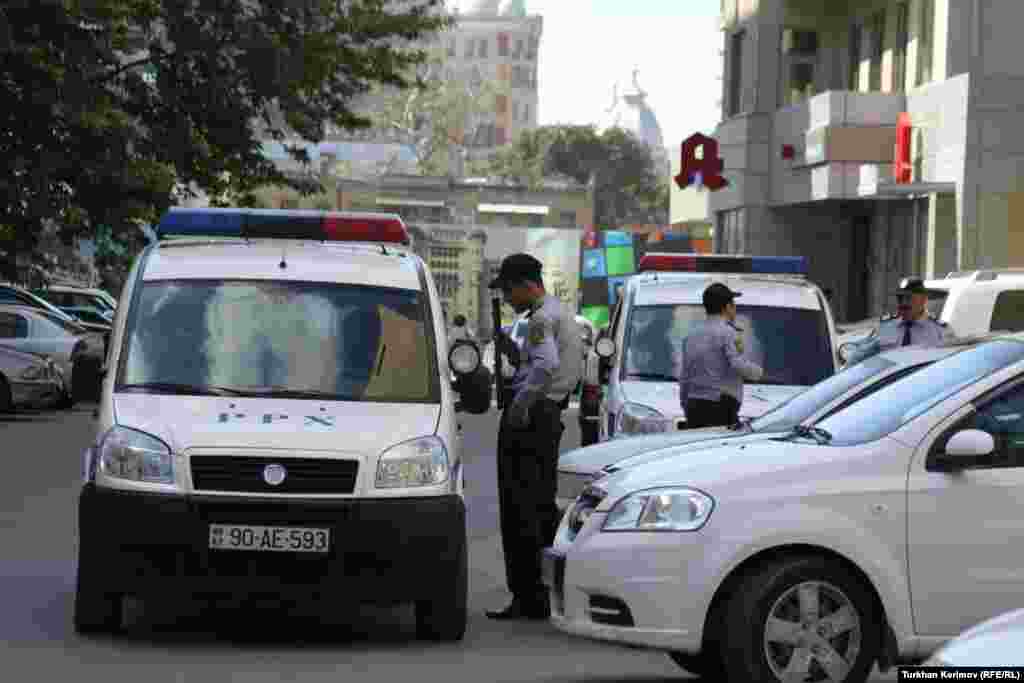 ƏIi Kərimlinin yaşadığı evin qarşısında polis maşınları