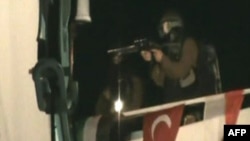 İsrail əsgərləri gəmiyə hücum edərkən Cihan Xəbər Agentliyinin çəkdiyi videodan görüntü, 30 may 2010