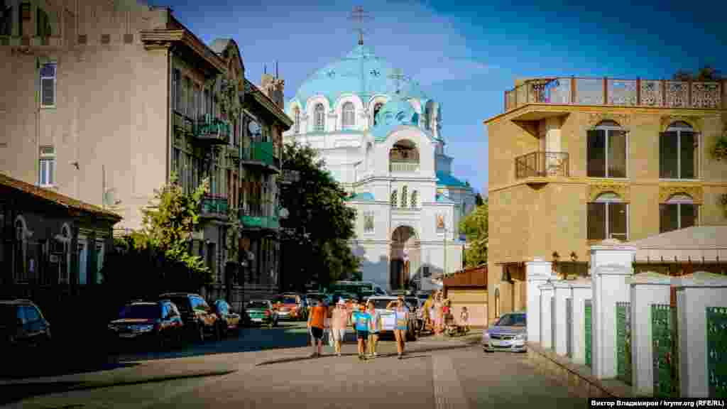 Вид на Свято-Николаевский собор со стороны мечети Джума-Джами