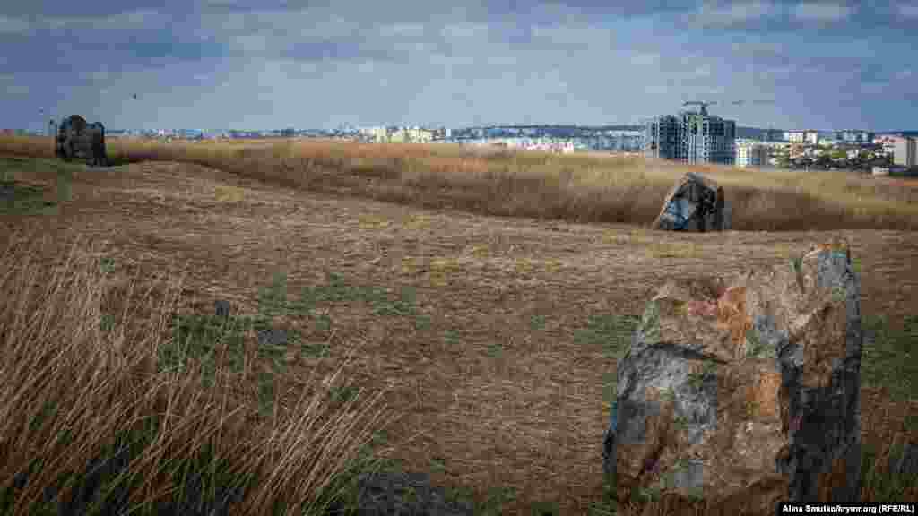 Камни городища, оставленные за пределами музея после раскопок