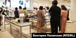 Перед локдауном многие отправились покупать одежду...