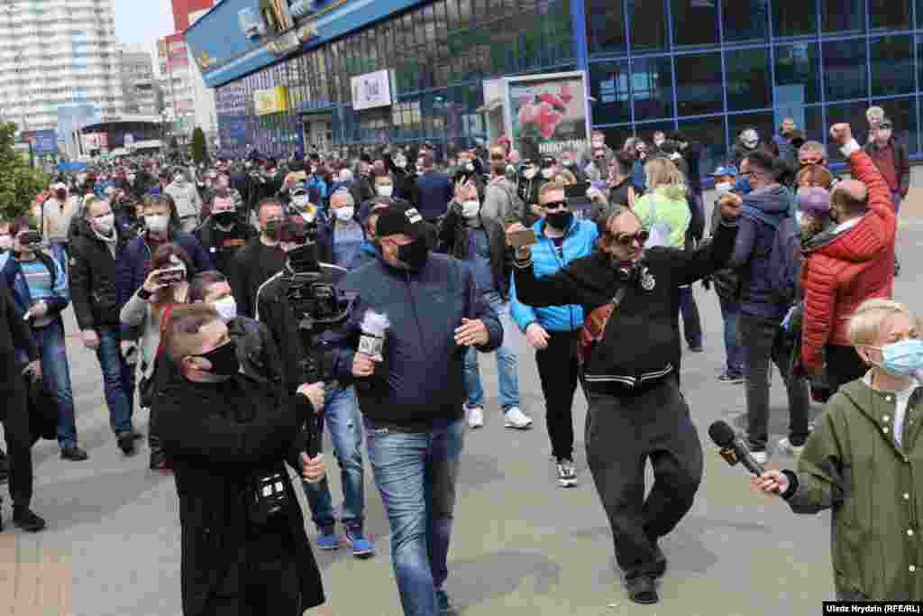 Один из организаторов митинга, активист оппозиции и блогер Сергей Тихановский (в центре) со своими сторонниками. Начало мая 2020 года Тихановский провел за решеткой &ndash;&nbsp;за участие в&nbsp;акции против интеграции с Россией в декабре 2019 года его отправили под арест на 15 суток. Беларуский блогер намеревался баллотироваться на президентских выборах, однако его кандидатура была отклонена властями