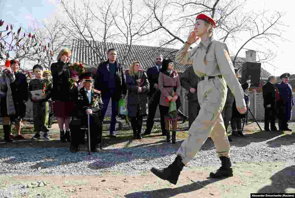 Украина, 4 марта: парад, организованный для 97-летнего ветерана Второй мировой войны (он сидит на стуле) в оккупированном российскими гибридными силами Докучаевске Донецкой области. Первый случай заражения COVID-19 в Украине обнаружили у мужчины, который посетил Италию и Румынию. По состоянию на 2 апреля в Украине не менее 800 зараженных, 20 человек умерли