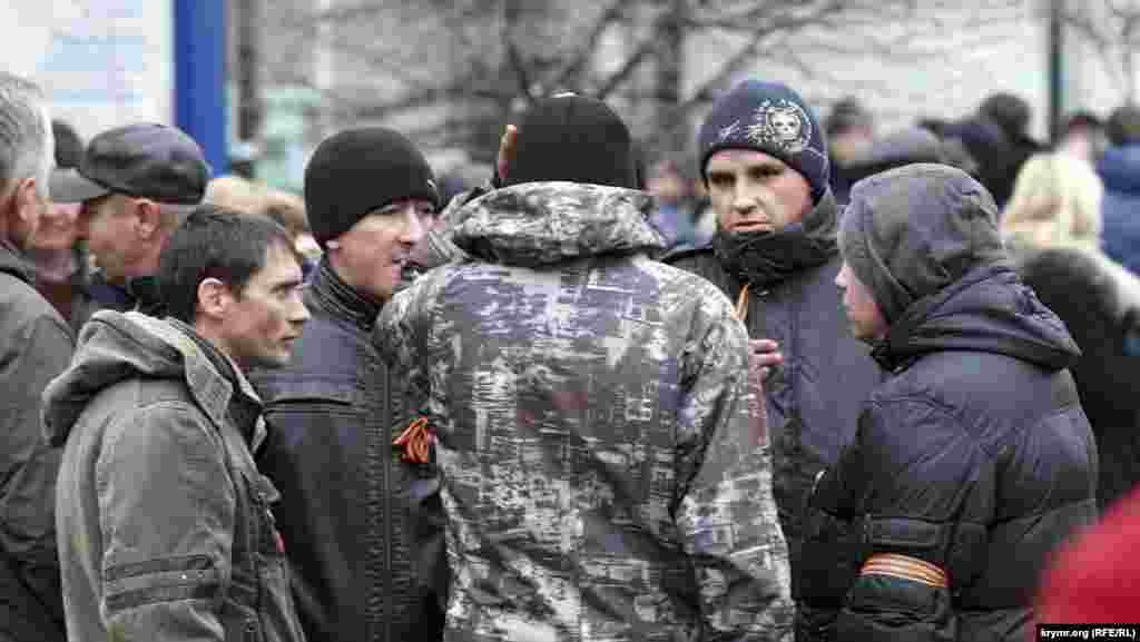 Фотографов и видеооператоров митингующие мгновенно вычисляли в толпе или рядом и уже буквально не спускали с них взгляда. В тот день сторонники &laquo;русской весны&raquo; журналистов еще не били, а пока еще только недоброжелательно смотрели.