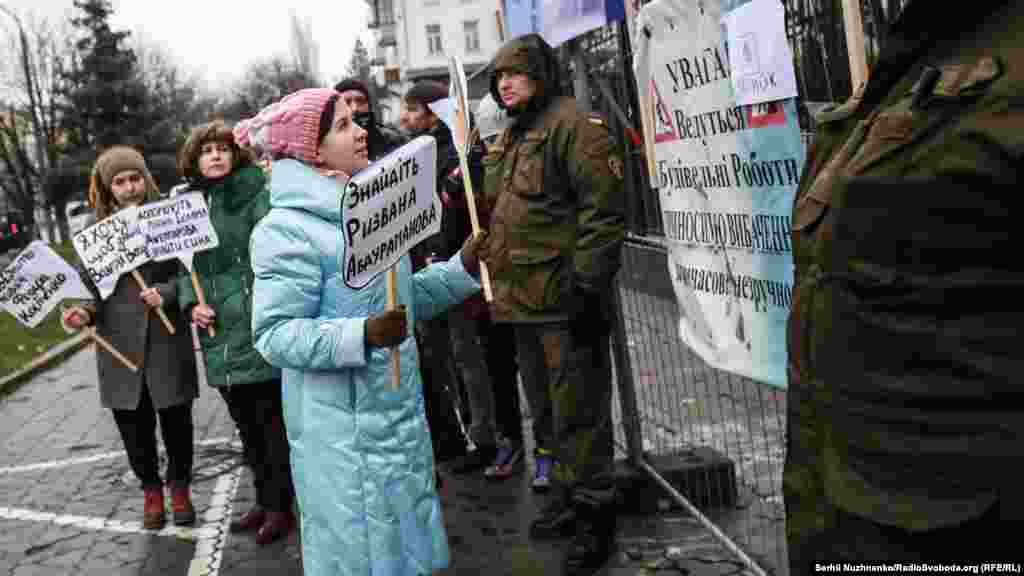 Во время акции провели перформанс. По очереди люди подходили к двери посольства, звонили в импровизированный звонок, называли имена пропавших без вести и спрашивали, где они