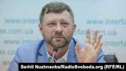 Перечень представил руководитель избирательного штаба партии «Слуга народа» Александр Корниенко, он же в нем – под седьмым номером