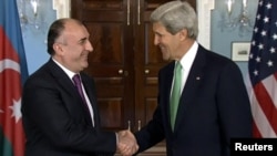 Arxiv fotosu: Azərbaycanın Xarici İşlər naziri Elmar Məmmədyarov (solda) ABŞ-ın Dövlət katibi John Kerry ilə. Vaşinqton, 3 iyun 2013